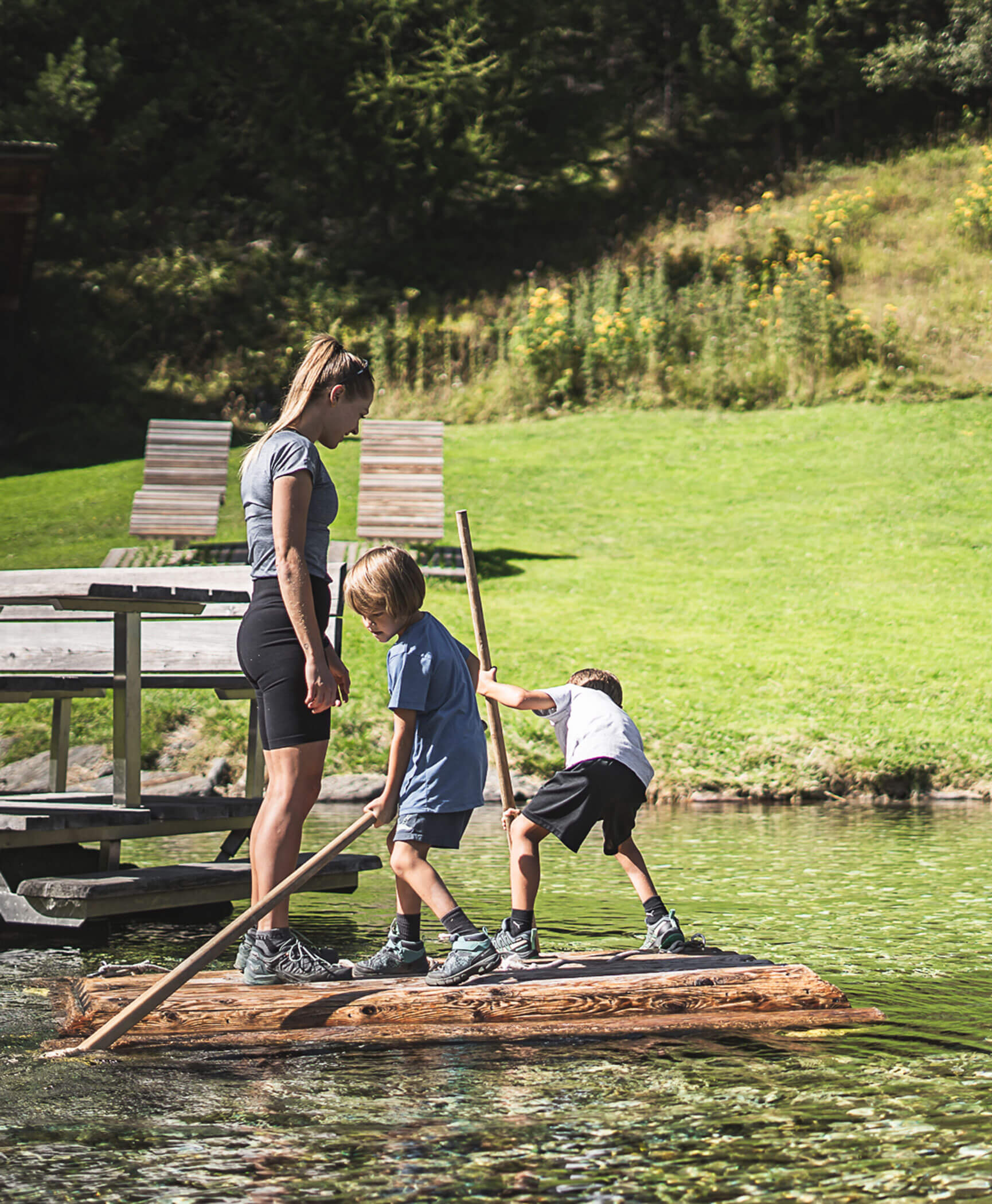 Due bambini e una donna su una zattera sul lago - Hotel Anewandter