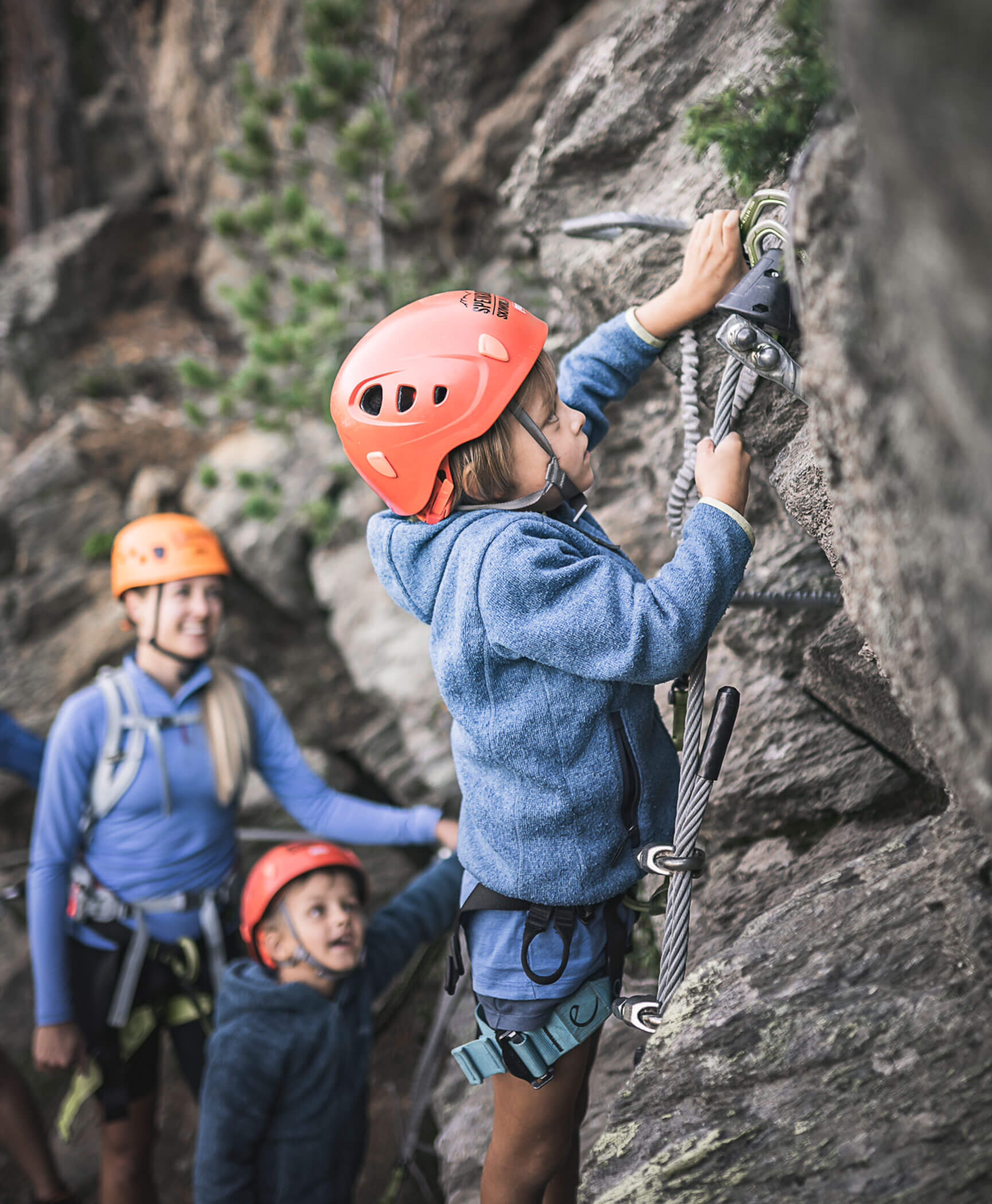 Due bambini e una donna mentre scalano le montagne della Valle Aurina - Hotel Anewandter