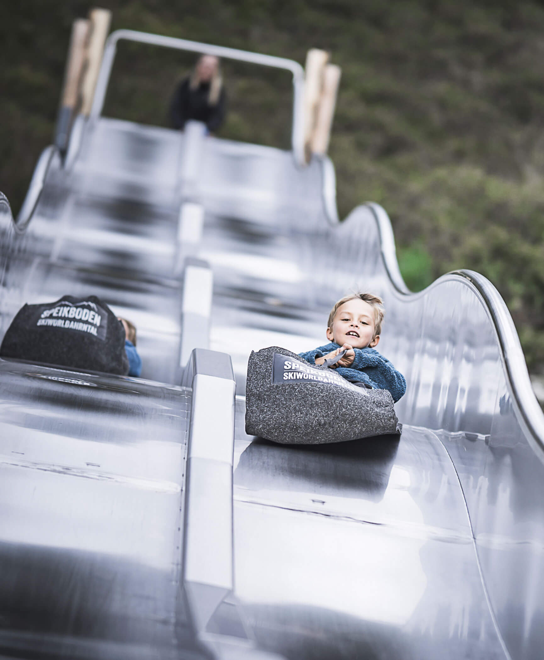 Un ragazzo scivola giù con un sacco di tela - Hotel Anewandter