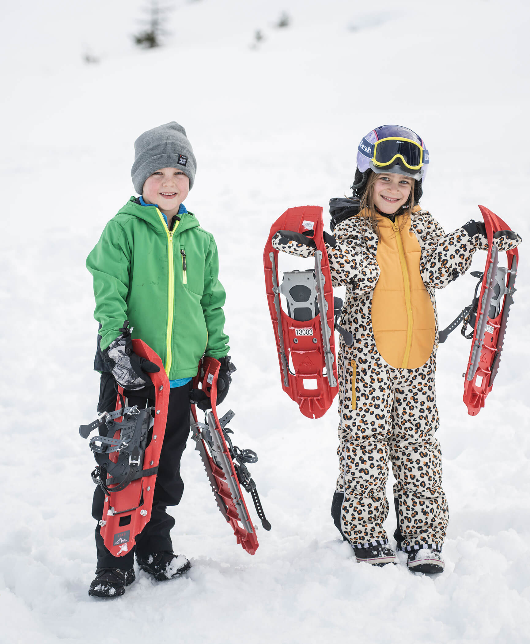 Due bambini tengono in mano le loro racchette da neve - Hotel Anewandter
