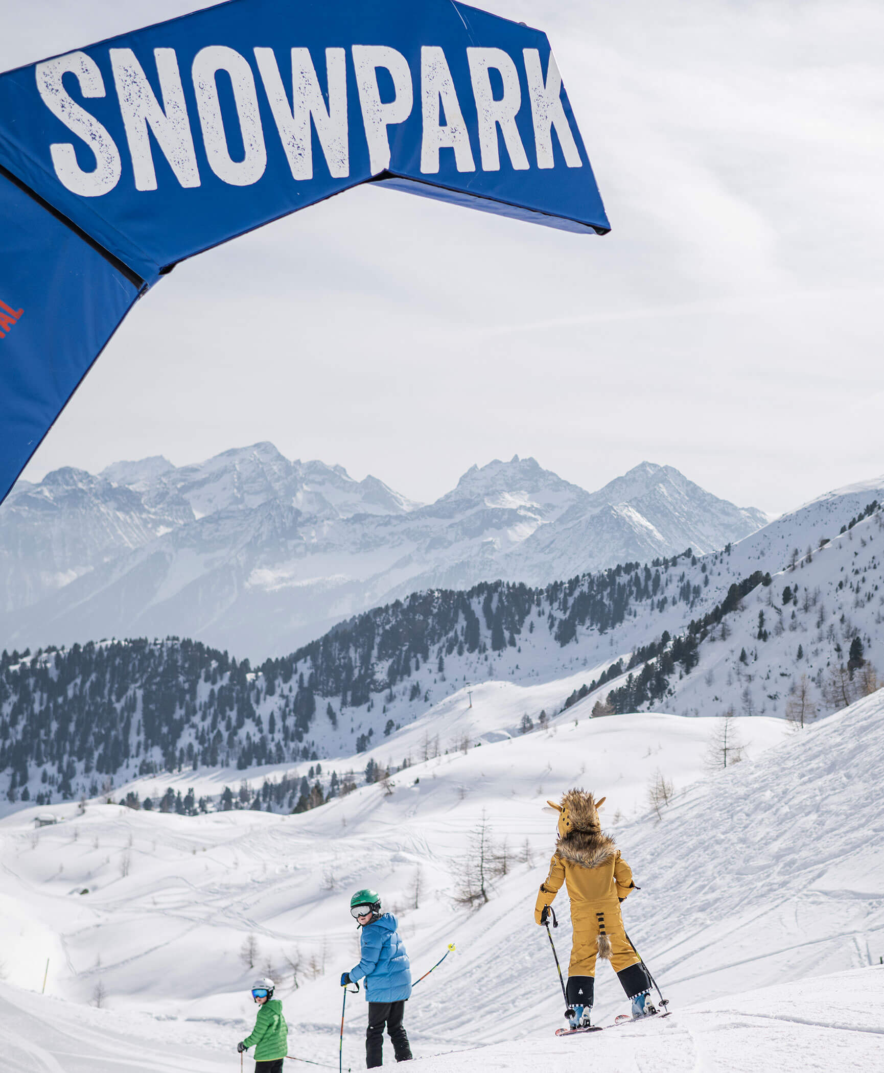 Tre bambini attraversano lo snowpark nel comprensorio sciistico di Speikboden - Hotel Anewandter