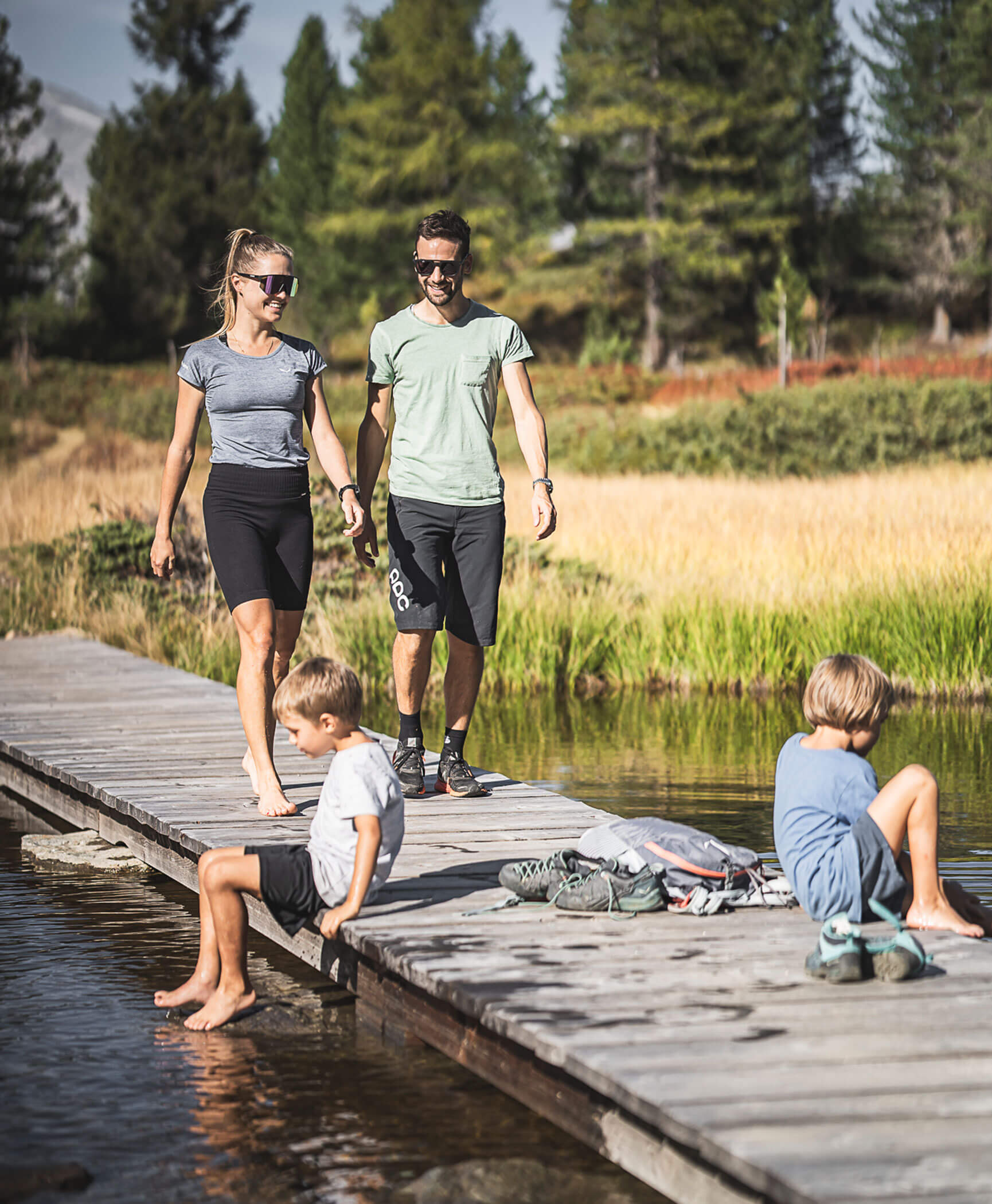 Una famiglia sguazza nel lago di montagna - Hotel Anewandter