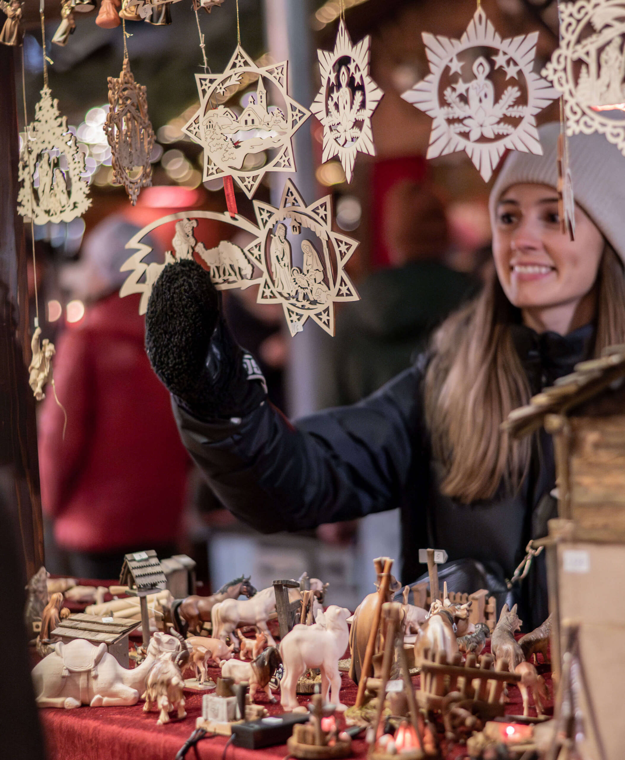 Frau betrachtet Weihnachtsdekorationen auf dem Weihnachtsmarkt in Bruneck - Hotel Anewandter