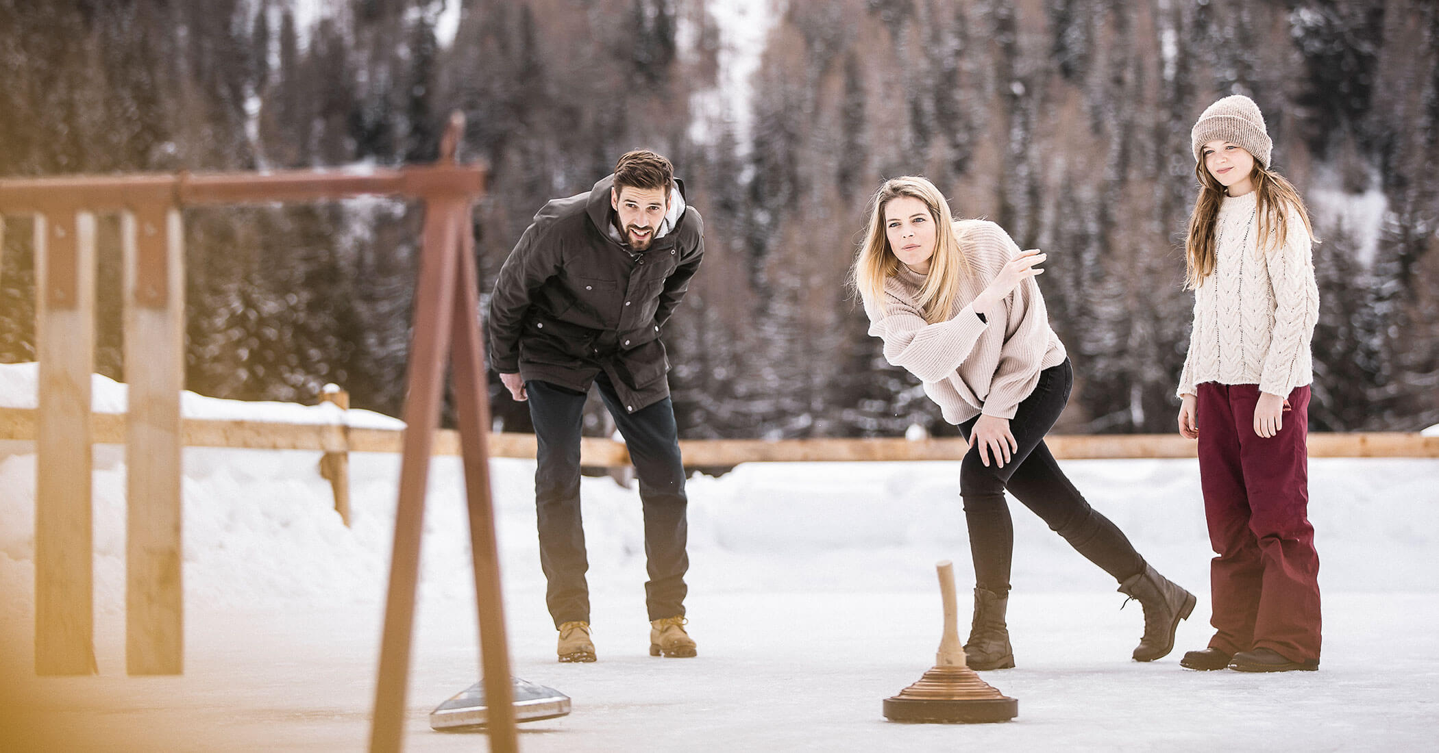 Una famiglia che gioca a curling in inverno - Hotel Anewandter