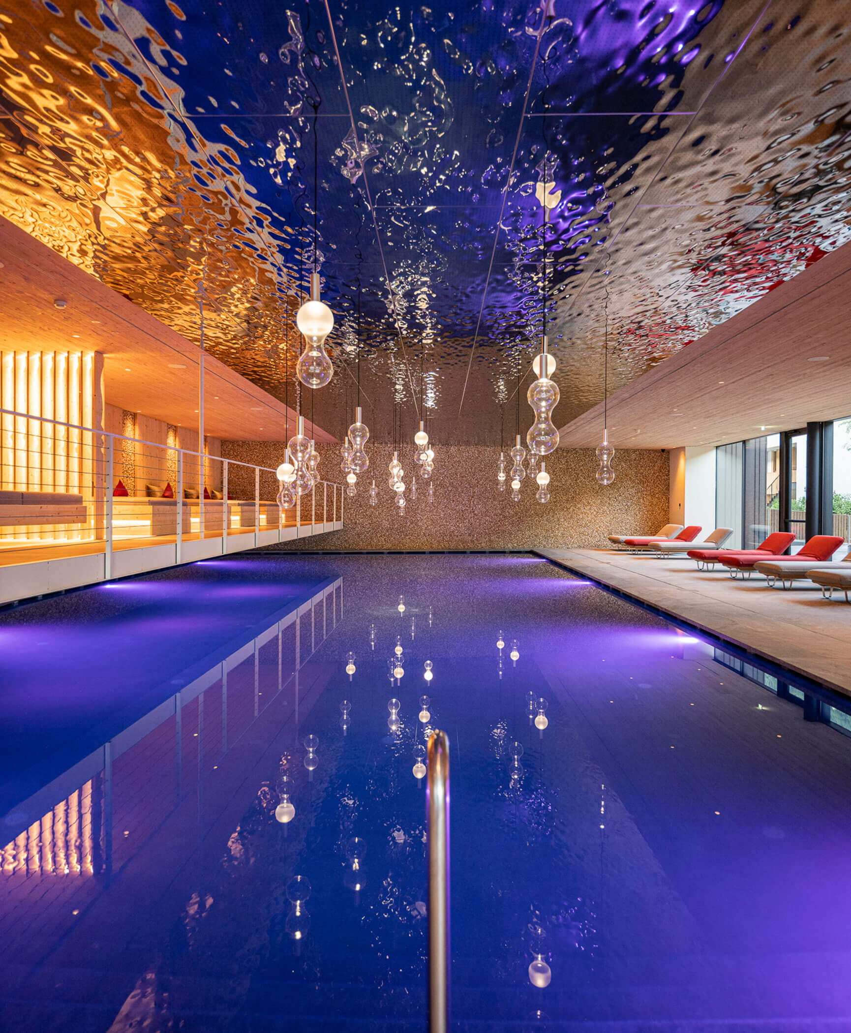 Piscina illuminata di blu nell'area benessere - Hotel Anewandter