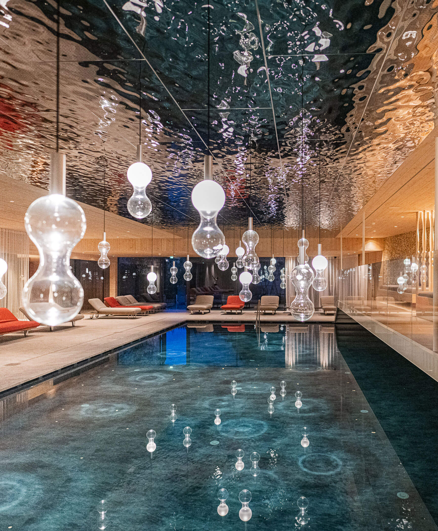 Piscina interna illuminata con lettini nell'area benessere - Hotel Anewandter