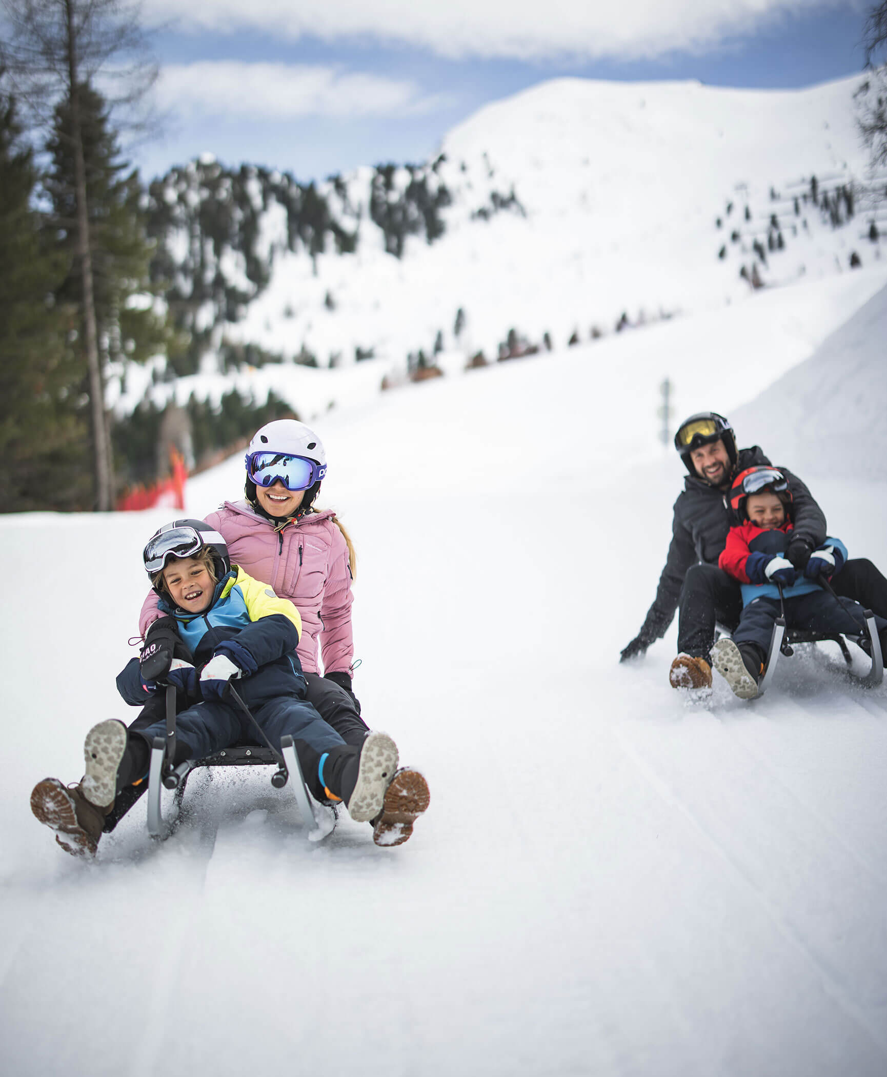 Eine Familie beim Rodeln im Ahrntal - Hotel Anewandter