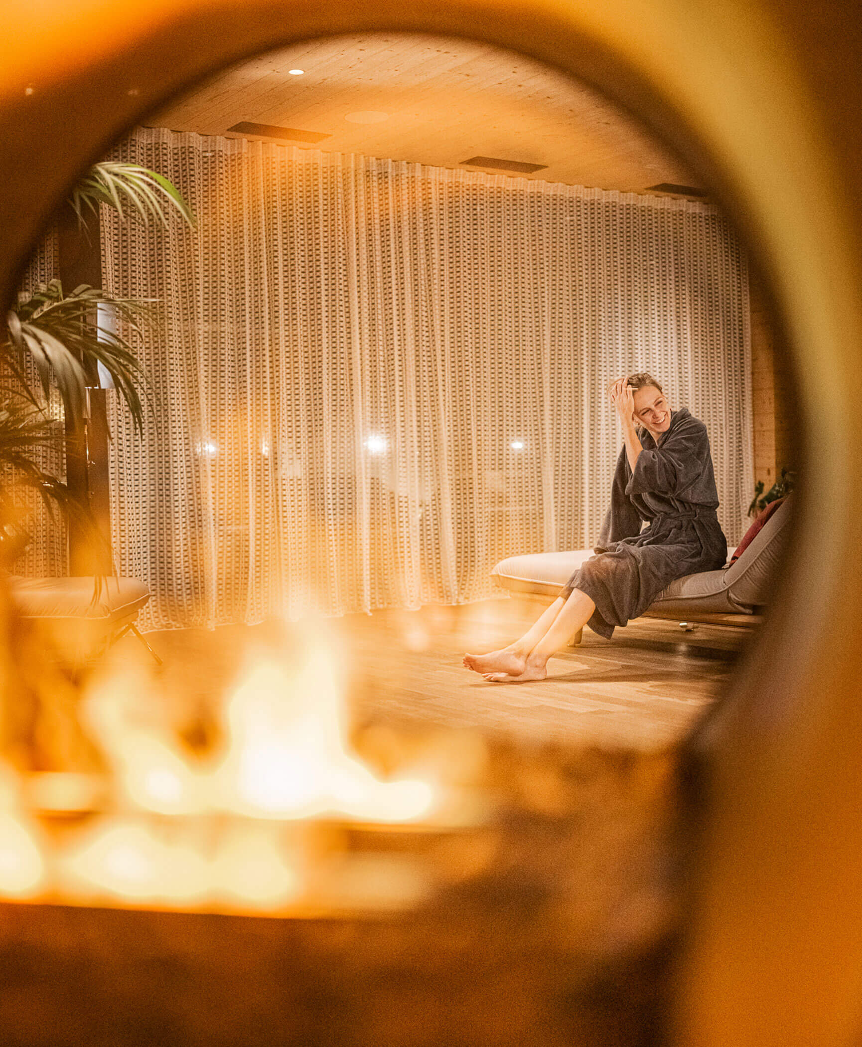 Donna seduta su un lettino nell'area benessere - Hotel Anewandter