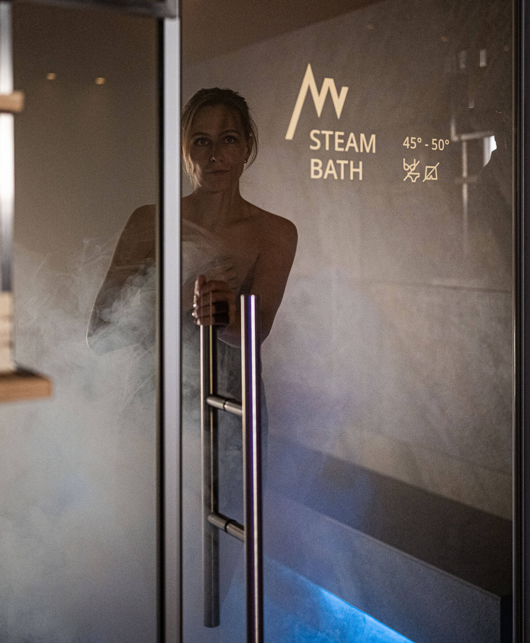 Donna che guarda fuori dal bagno turco - Hotel Anewandter