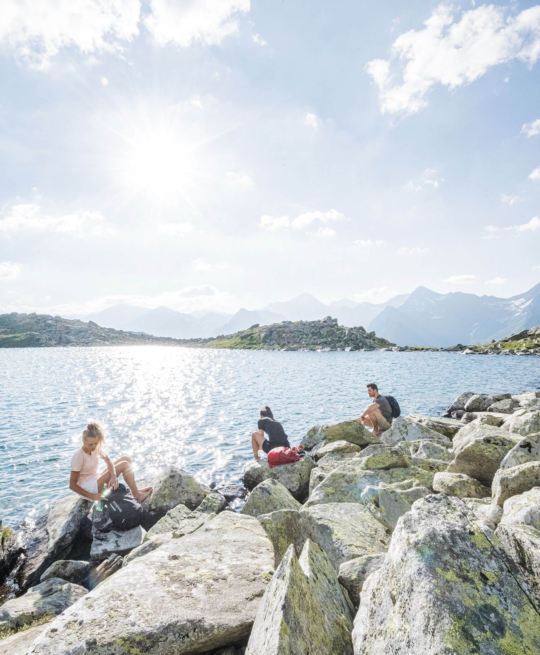 Drei Personen genießen den Sommer am Bergsee - Hotel Anewandter