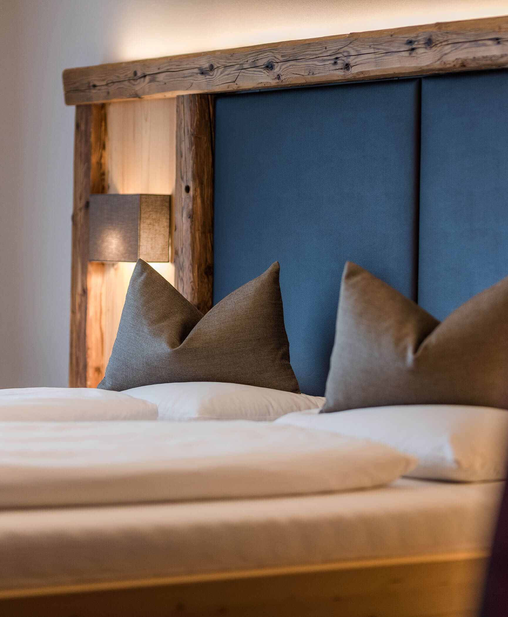 Doppelbett mit zwei grauen Kissen - Hotel Anewandter
