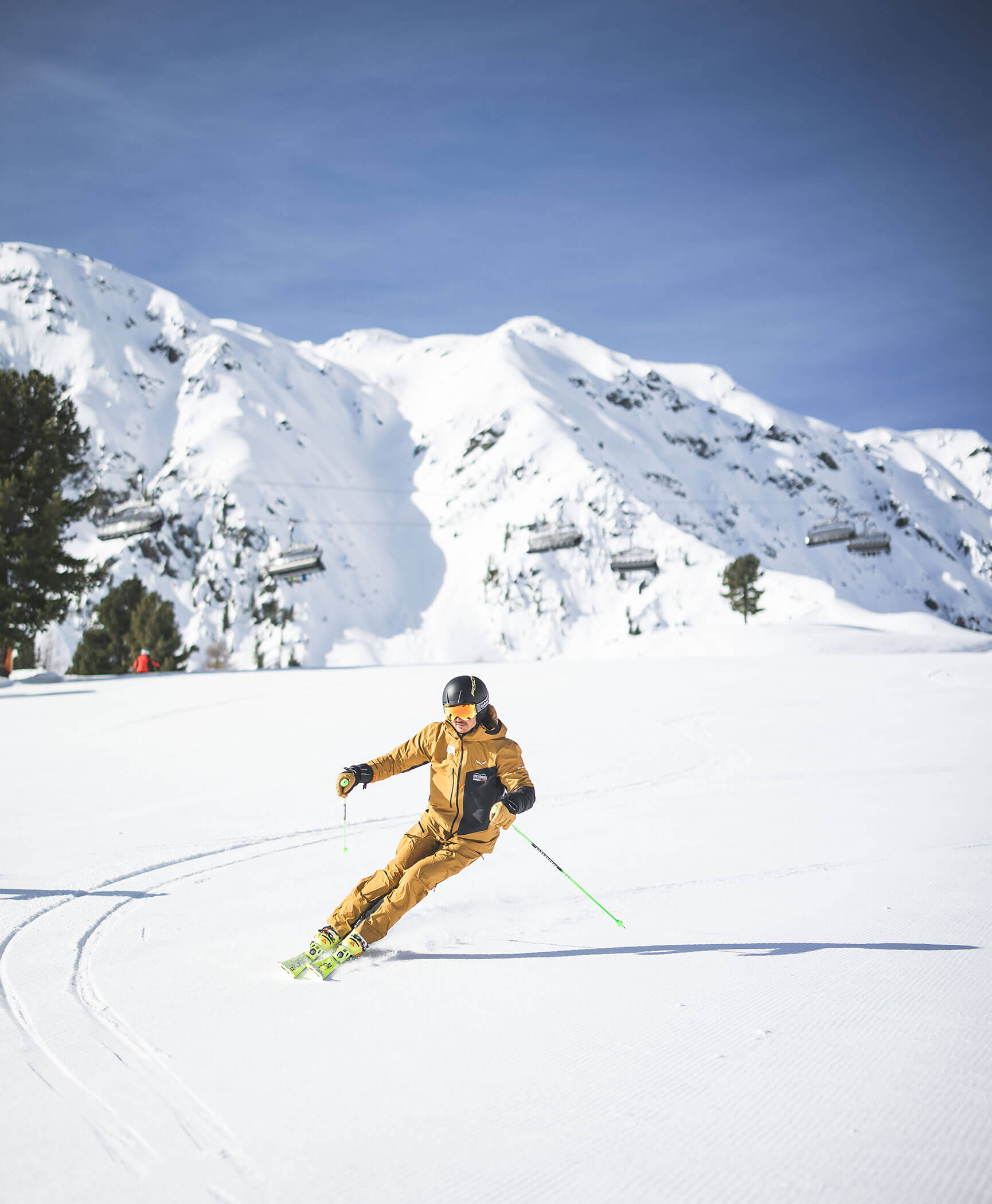 Sciatori sulla pista da sci e, sullo sfondo, la seggiovia - Hotel Anewandter