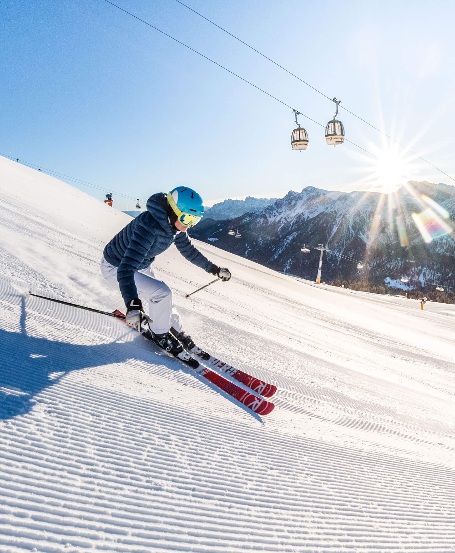 Eine Skifahrerin auf der Skipiste auf dem Kronplatz - Hotel Anewandter