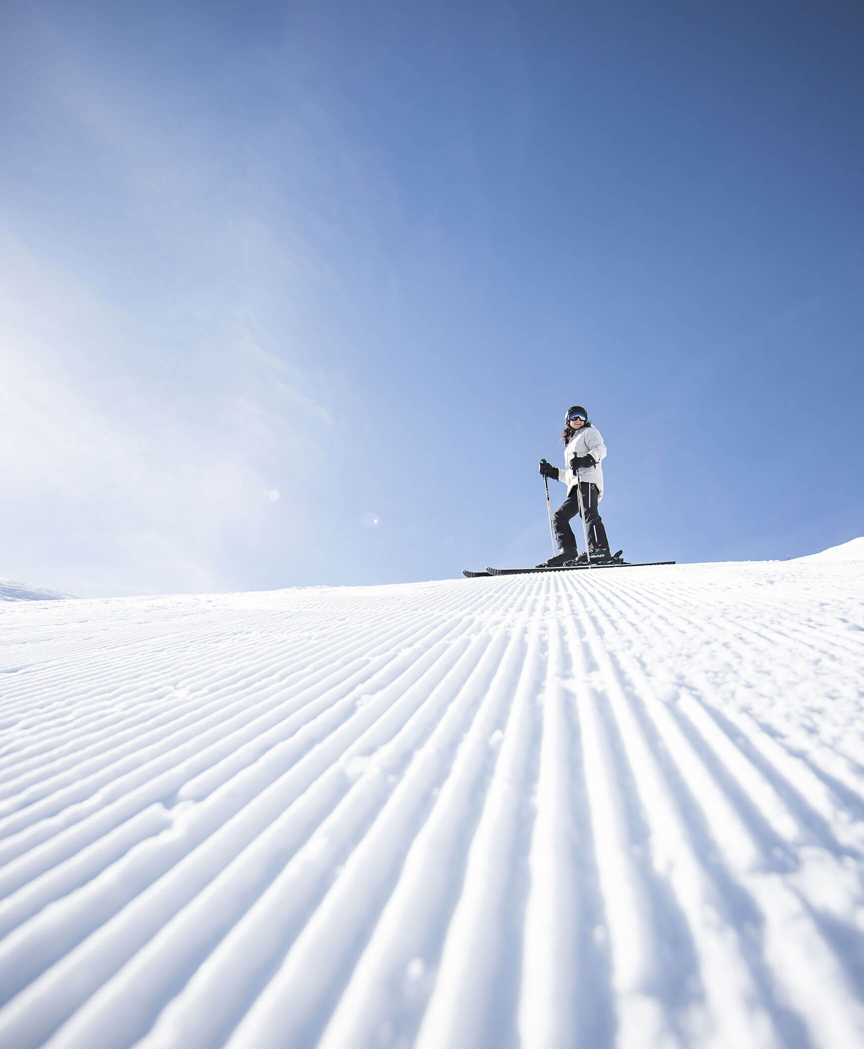 Una sciatrice sulla pista da sci - Hotel Anewandter