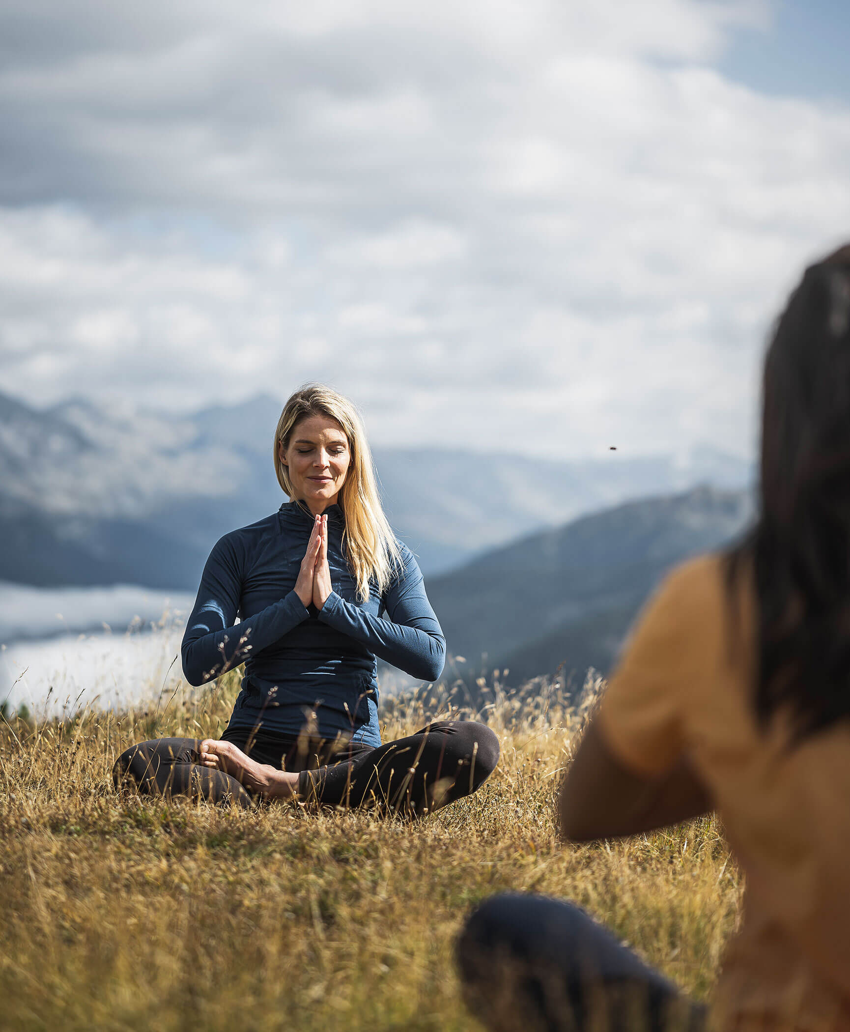 A woman doing yoga in the South Tyrolean mountains - Hotel Anewandter