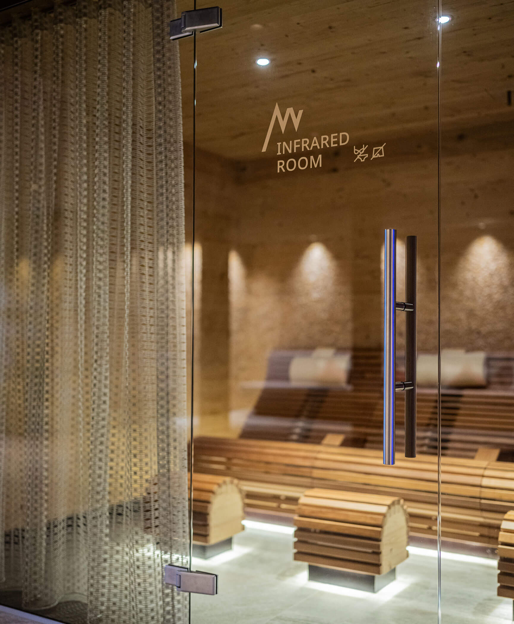 Porta d'ingresso alla cabina a infrarossi nell'area benessere - Hotel Anewandter