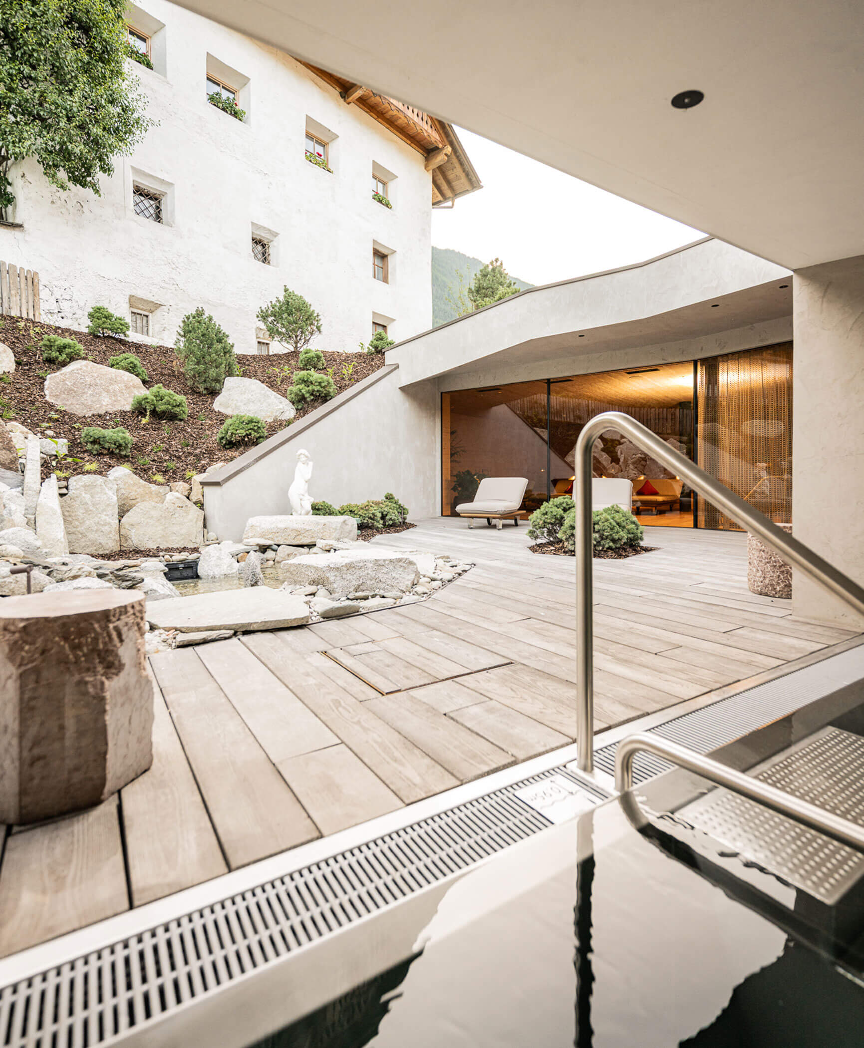 Idromassaggio sulla terrazza con vista sul laghetto - Hotel Anewandter