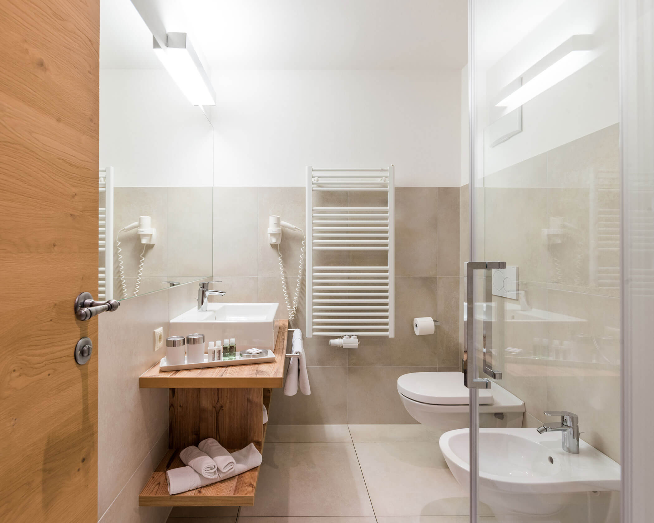 Bagno con lavabo, bidet e WC nella camera doppia Superior - Hotel Anewandter