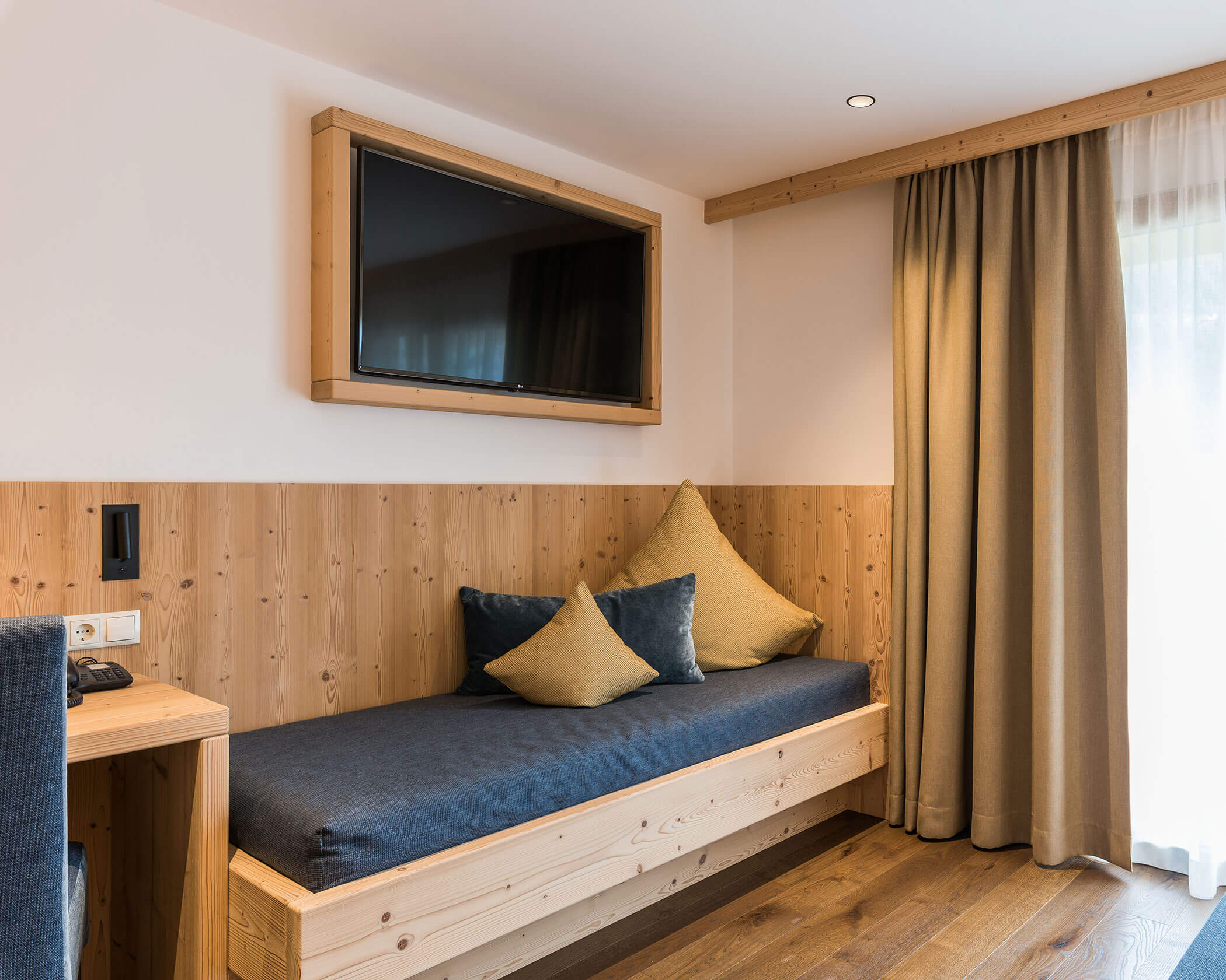 Divano letto con TV sopra nella camera doppia Superior - Hotel Anewandter