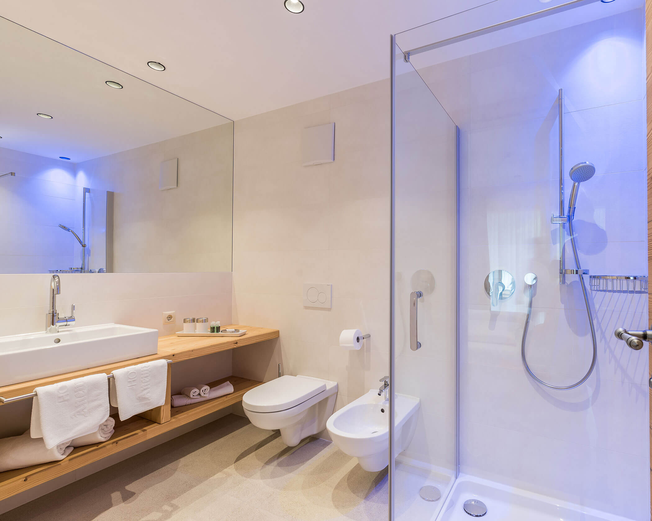 Bagno con doccia, bidet, WC e lavabo nella camera doppia Superior - Hotel Anewandter