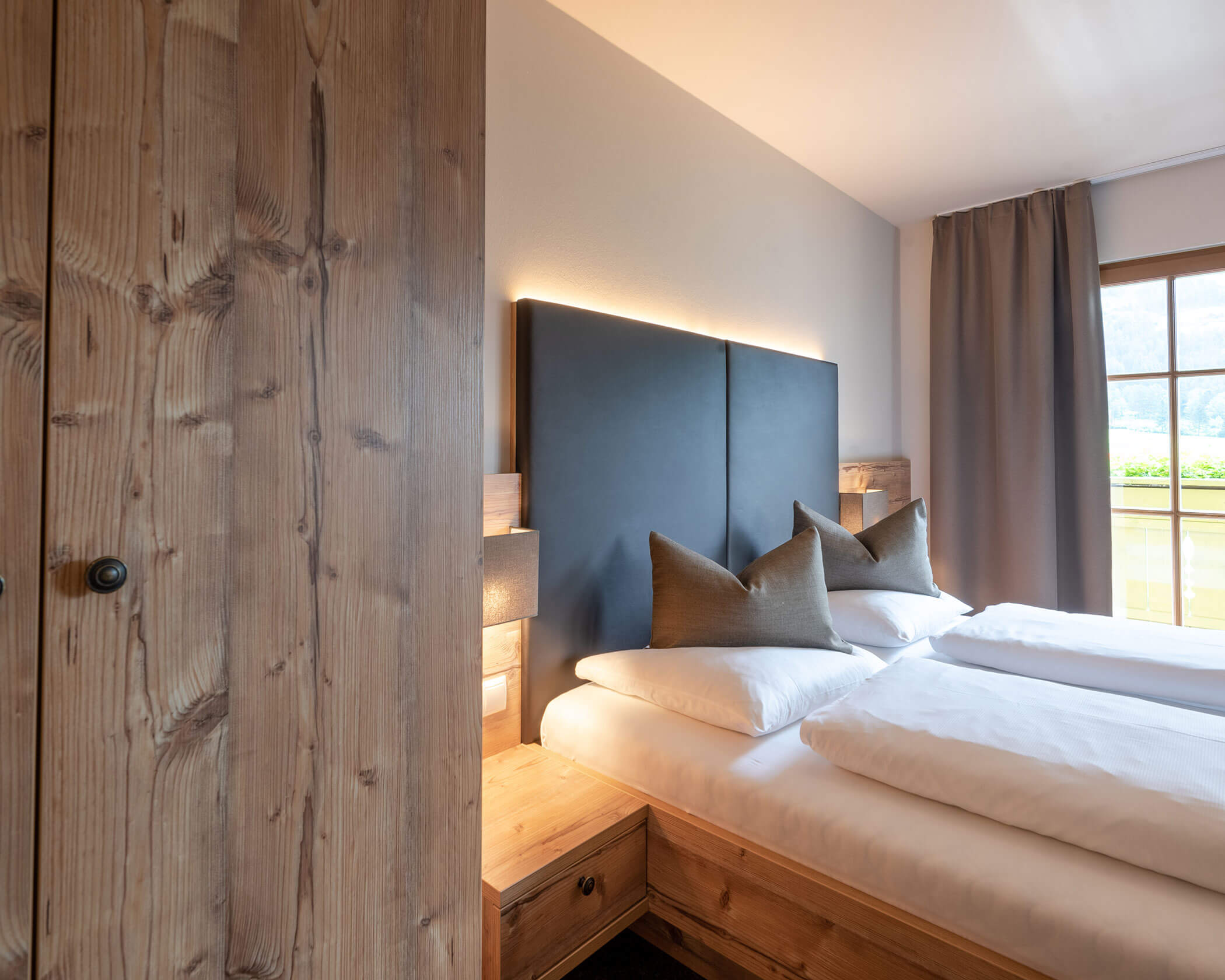 Letto matrimoniale con schienale illuminato nella camera doppia Superior - Hotel Anewandter