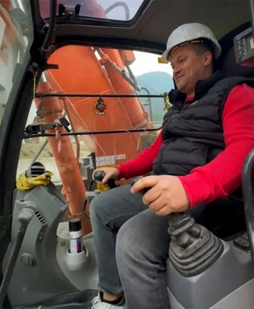 Man sitting in an excavator - Hotel Anewandter