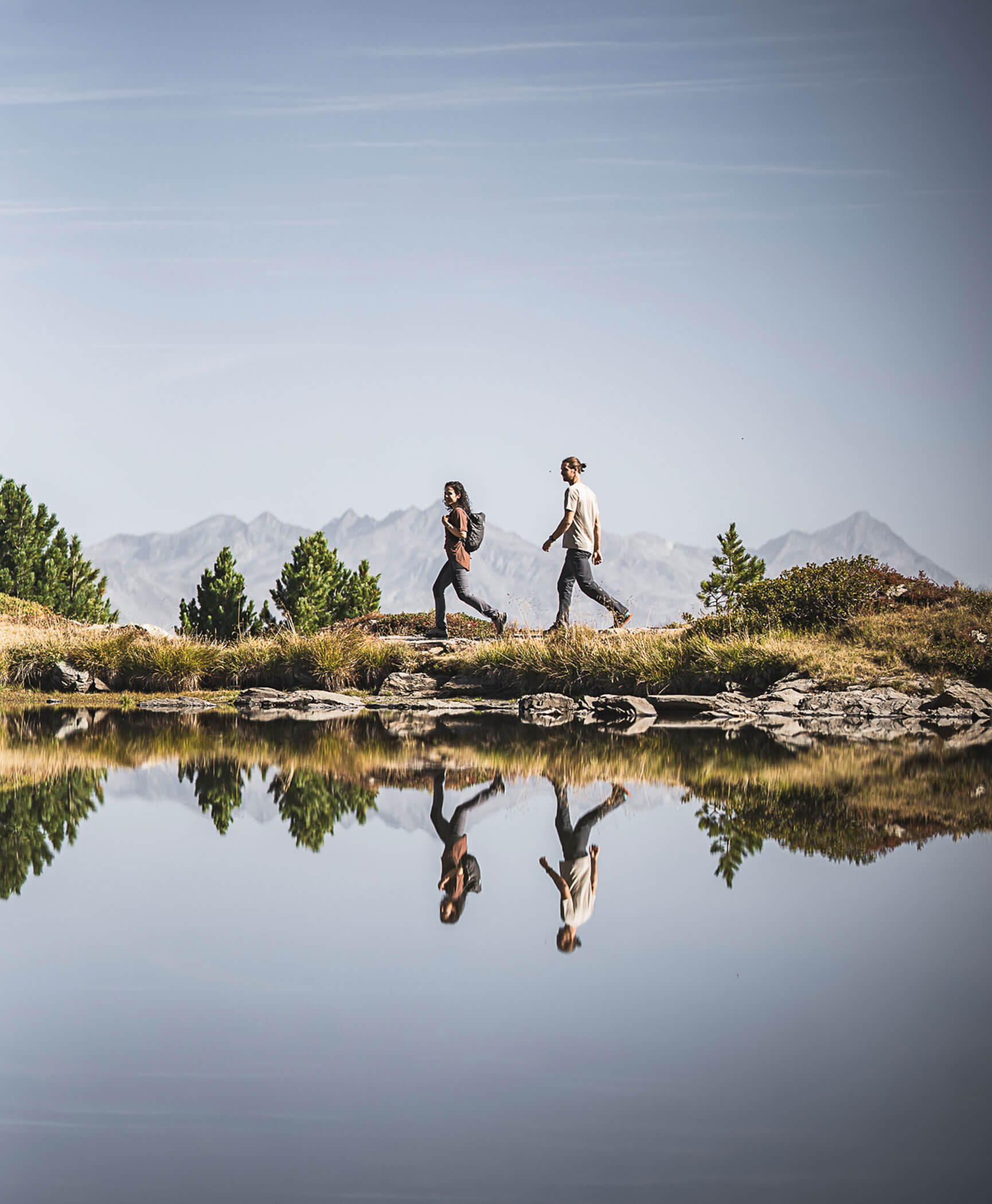 Ein Paar wandert vor einem Bergsee in den Dolomiten - Hotel Anewandter