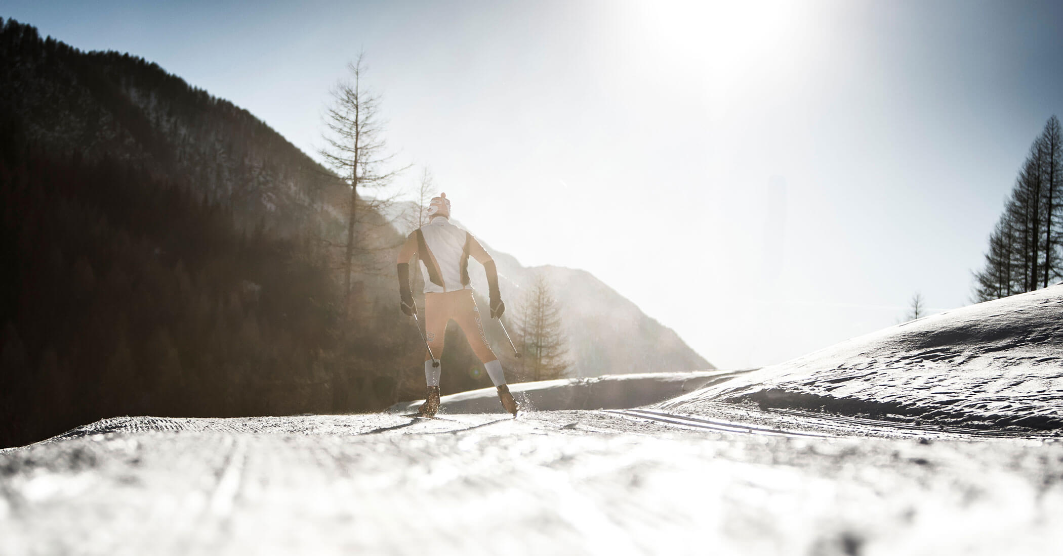Uno sciatore di fondo sotto il sole invernale - Hotel Anewandter